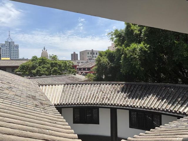 白瓦黑牆，飛簷斗拱，兩進小院，綠意盎然。