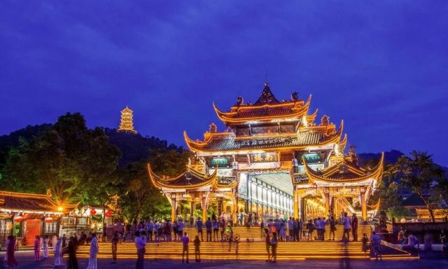 涼爽的岷江河風，街頭閃爍的霓虹燈