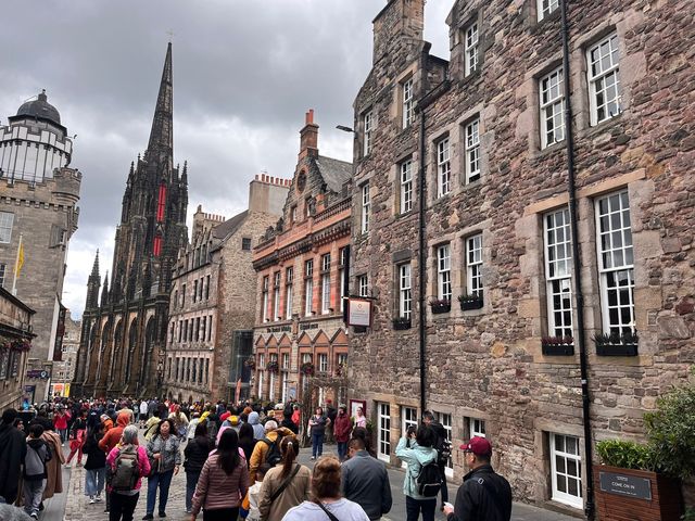 A Charming Walk Through Edinburgh's Old Town A Charming Walk Through Edinburgh's Old Town