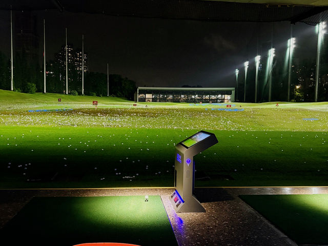 🏌️‍♂️高級到不像真的高爾夫練習場｜冷氣＋試打桿＋測距儀全都有