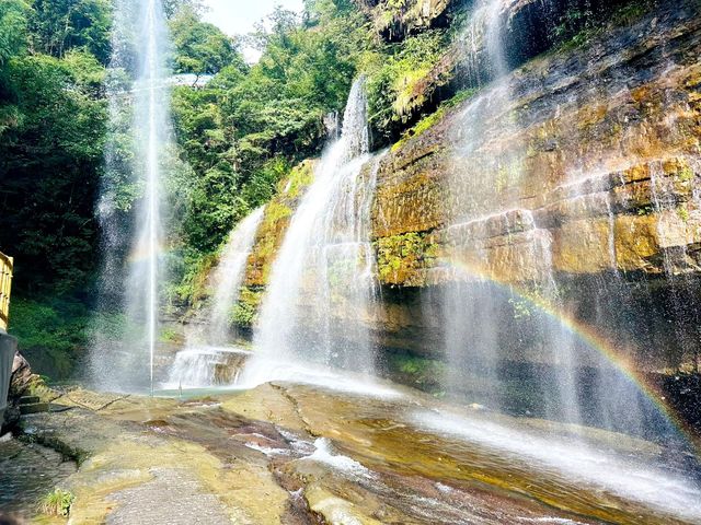 雲南昭通黃連河藏在深山裡的百米瀑布