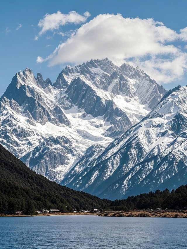 站在雪山之巔，我仰望那片浩瀚的星空，彷彿置身於宇宙的懷抱中。每一顆星星都閃爍著獨特的光芒，它們像是大