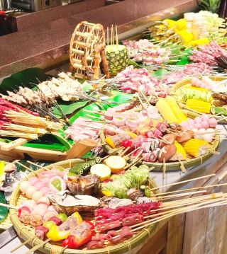 The rooftop barbecue skewers with Lao Xue (a type of Chinese liquor) at the top of Shenyang's late-night food scene are absolutely amazing!
