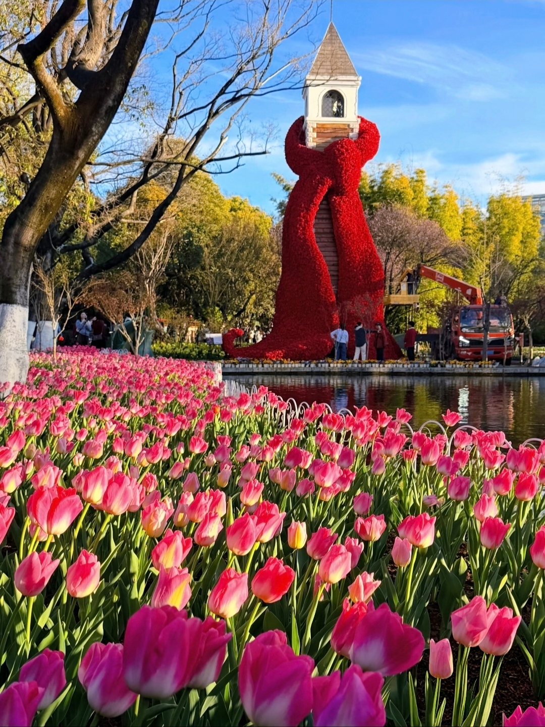 Recently visited Green Lake again, where many tulips were blooming beautifully.

🌷A great spot for photos and check-ins, right at the entrance of Green Lake, with people taking pictures all along the roadside.

📸If you go around sunset, you can capture shots with the sunset in the frame. Remember to wear sunscreen, even if the sun hasn’t risen or is about to set.

🌹Besides tulips, there are many beautiful aquatic plants by the lake.

🎈Green Lake Park is an open public park, free and open year-round. It is open from 6:00 AM to 11:00 PM from December 1 to March 31, and from 6:00 AM to midnight from April 1 to November 30.