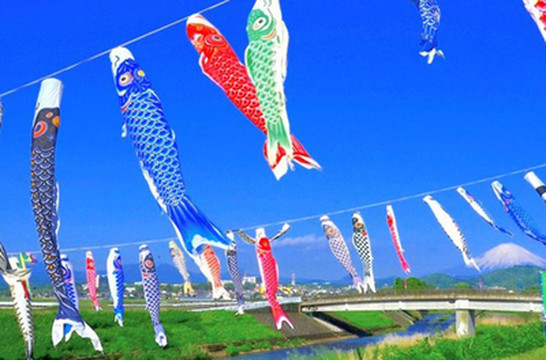 鈴川鯉のぼり祭り300旗が風に揺れる | Trip.com 平塚