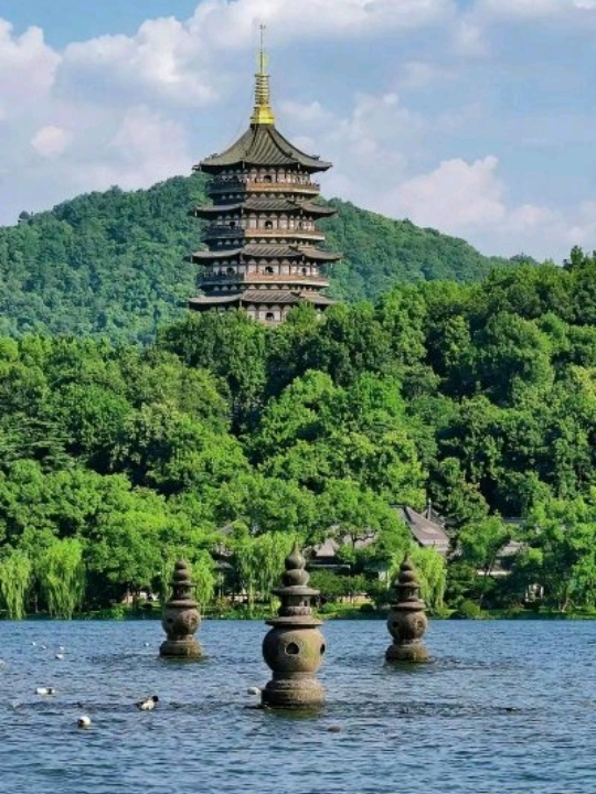  . When we talk about "Heaven on Earth," Hangzhou's West Lake is undoubtedly the ultimate dream destination that lingers in every traveler's heart. With its seamless blend of natural landscapes and rich cultural heritage, plus breathtaking scenery that transforms with the seasons, it's a place you'll want to visit again and again! On this laid-back getaway to Hangzhou, besides soaking in the stunning reflections on the lake and strolling along the Su and Bai Causeways, we also squeezed in the spectacular Impression West Lake "Enduring Memories of Hangzhou" live water show and explored a variety of unique stays. Whether it's your first time visiting or you're a seasoned traveler here, you definitely need to bookmark this West Lake itinerary. It perfectly captures the warmth of its millennium-old culture and the peaceful rhythm of local daily life.