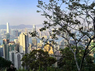 性價比超高，住宿乾淨整潔，行程有所有必去景點，維港、太平山、大三巴、威尼斯人，一個都冇漏，導遊唔單止