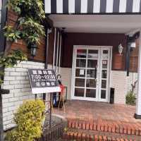 明るい店内の喫茶店