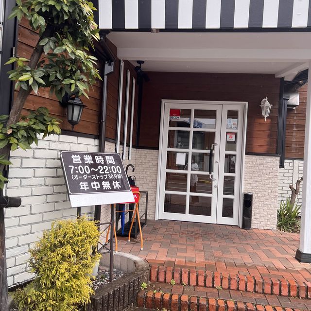 明るい店内の喫茶店