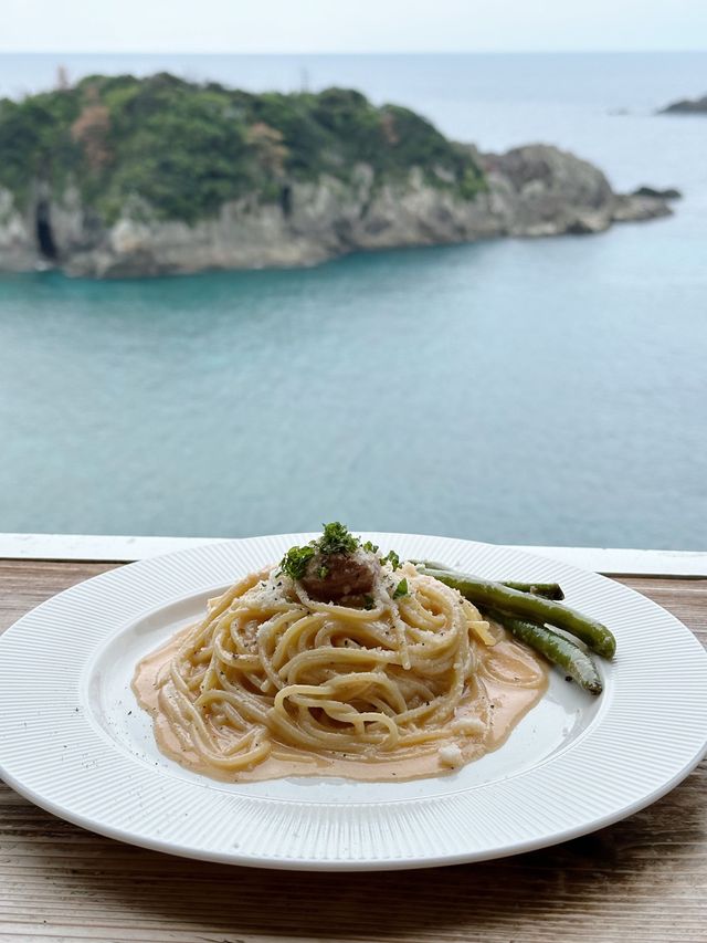 和歌山観光名所の橋杭岩&海を見下ろすカフェでランチ