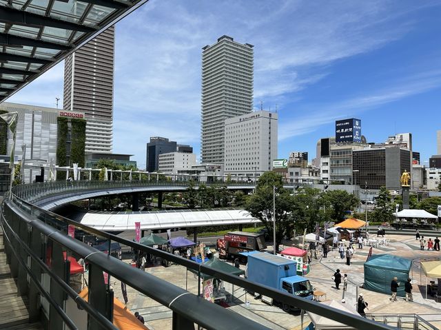 JR岐阜駅前。『信長ゆめ階段』を降りると『信長ゆめ広場』その奥には『黄金の信長像』