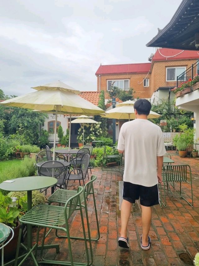 수국 만발한 정원에서