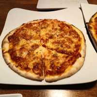 再次來到熟悉的pizza rock 這次點不一樣的披薩~夏威夷