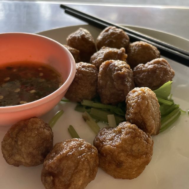ลูกชิ้นกุ้ง น้ำจิ้มเด็ดเผ็ดซ่าส์เตี๋ยวปลาแม่กลอง