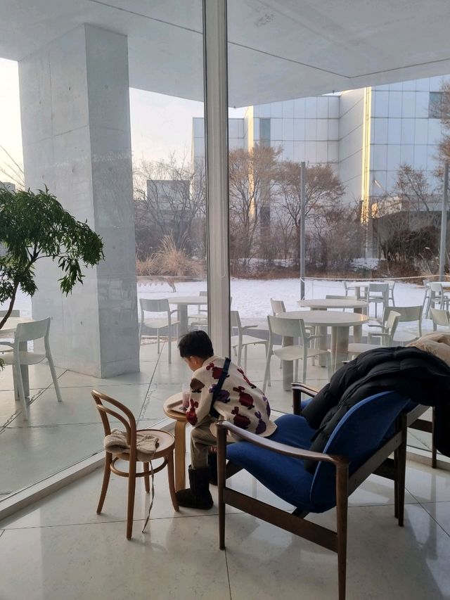 달달한 딸기라떼와 함께 뮤지엄카페 데이트