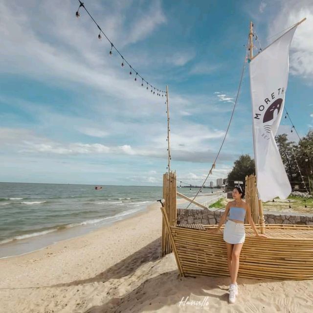 คาเฟ่สุดชิล สีสันสดใส ริมชายหาดชะอำ