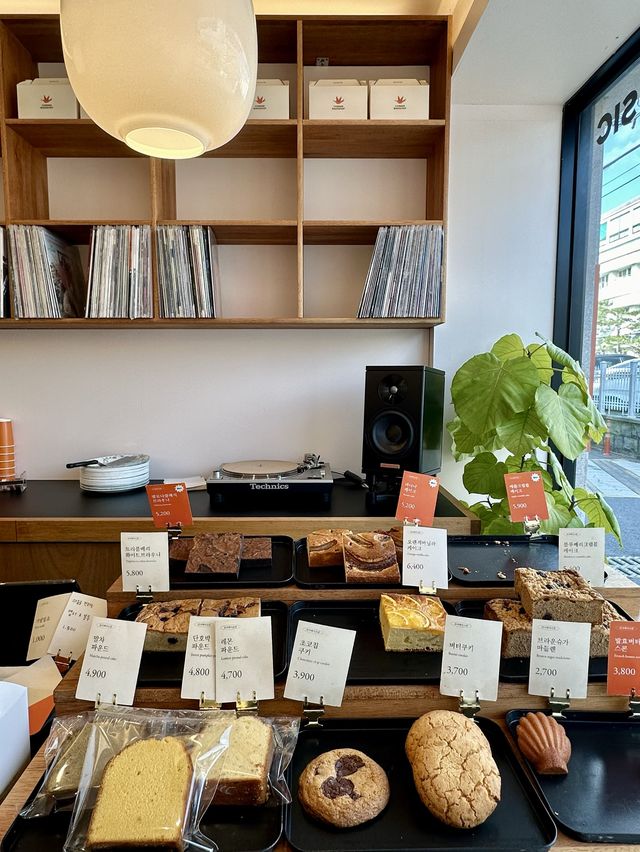 음악과 🍊 아늑하고 예쁜 감성을 체험할 수 있는 🧡 동명동 코너베이크샵 