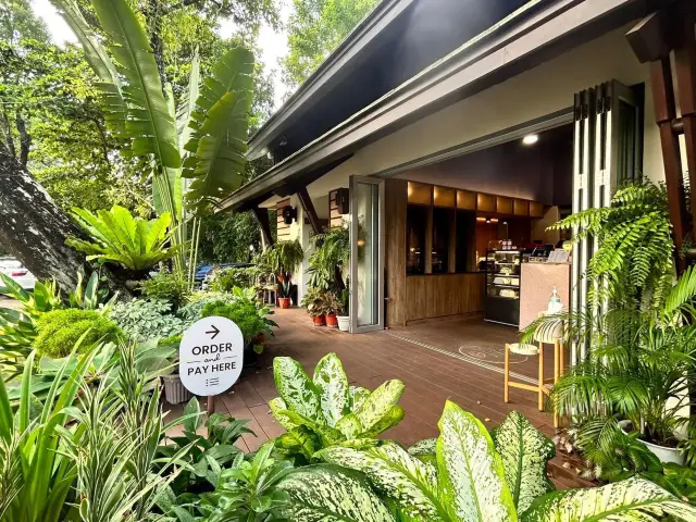 The Mysterious Cafe Near Suan Luang Rama IX.