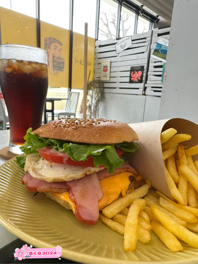 【北九州カフェ】イラストみたいに大きな口を開けて食べよう❣️ハンバーガー🍔