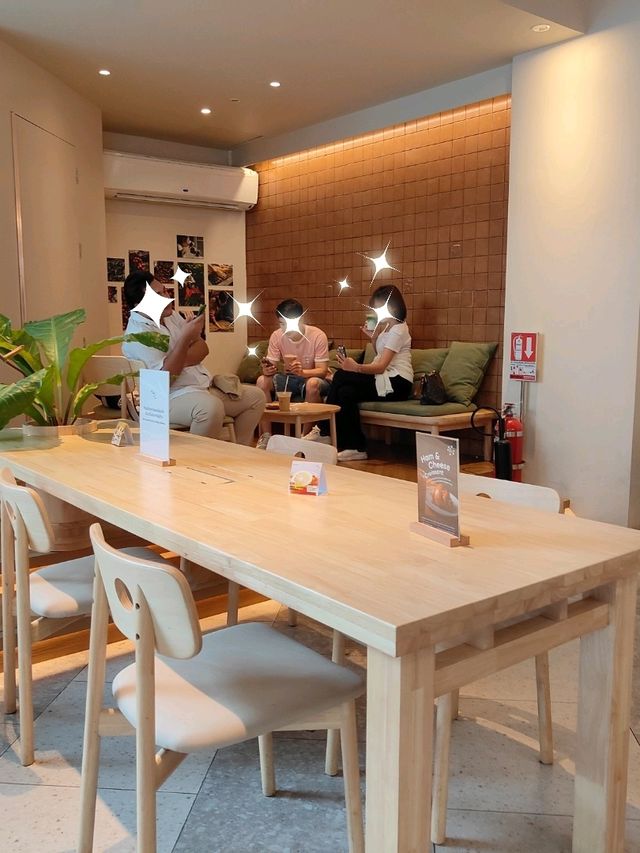 Roots Café คาเฟ่เปิดใหม่สไตล์โฮมมี่ ย่านราชเทวี