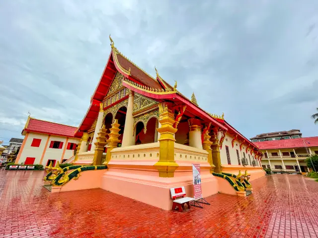 หลังฝนตก วัดในเวียงจันทน์...