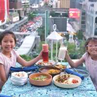 Rooftop Bar ที่มีโชว์ควงกระบองไฟในกทม