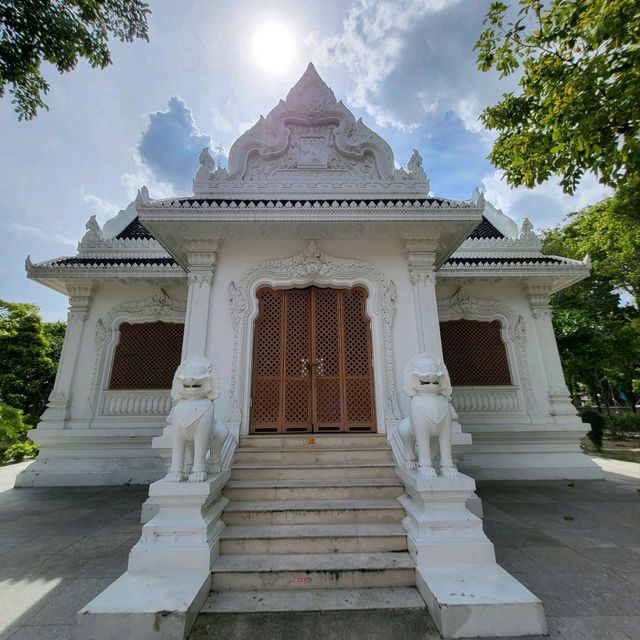 วัดราชาธิวาสวิหาร วัดเก่าแก่กว่า 747 ปี