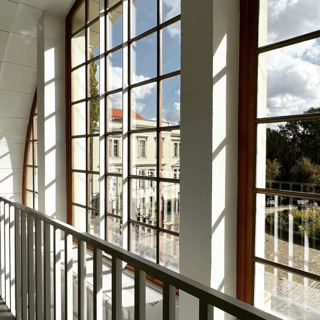 壮大な空間で楽しむ現代アートの旅：Hamburger Bahnhof 美術館