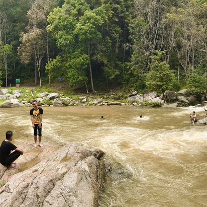 "Bentong Waterfall: A Serene Gem in Malaysia's Tropical Rainforest"