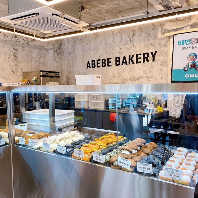 ㅇㅂㅂ ABEBE BAKERY超夯排隊名店！爆漿奶油甜甜圈，一口咬下幸福感滿到溢出來！🍩💕