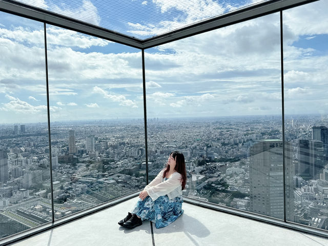 東京涉谷sky景觀台 這邊真的要大推一下！這邊可以俯瞰全東京市區盡收眼底！有樓下玻璃景觀台也有樓上露天景觀