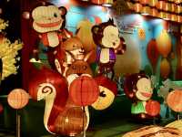 維園中秋花燈-七彩顏色的巨型燈籠，映照維多利亞公園