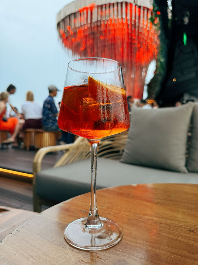 曼谷絕美高空酒吧：Tichuca Rooftop Bar的夜生活體驗 🍹🌆