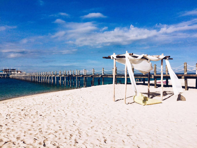 Tropical Bliss at Lakawon Island: Sun, Sand & the TawHai Floating Bar