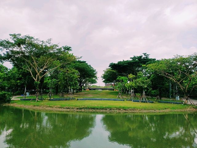 泰國曼谷市中心著名城市綠洲湖泊公園景點：朱拉隆功大學百年世紀公園，歐式園林藝術風格，適合打卡拍照📸親子遊