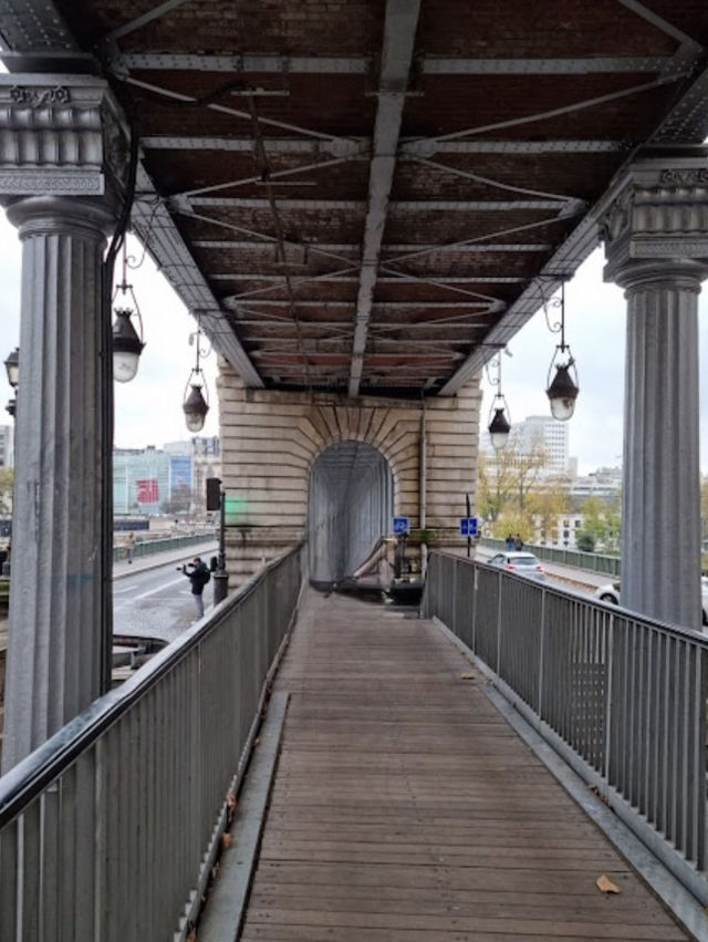 A Cinematic Stroll on Bir-Hakeim Bridge, Paris