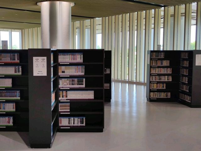 怎麼有一堆白色紙張散落在半空中啊...#臺南圖書館總館- 臺南永康