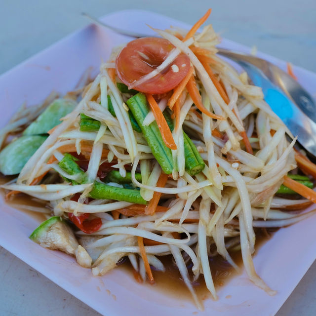 ครัวลุงระ ร้านอาหารทะเลติดหาดแสงจันทร์ ระยอง