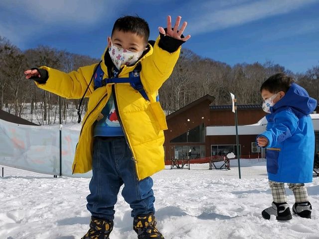 來玉原滑雪場玩雪盆，玩的不亦樂乎