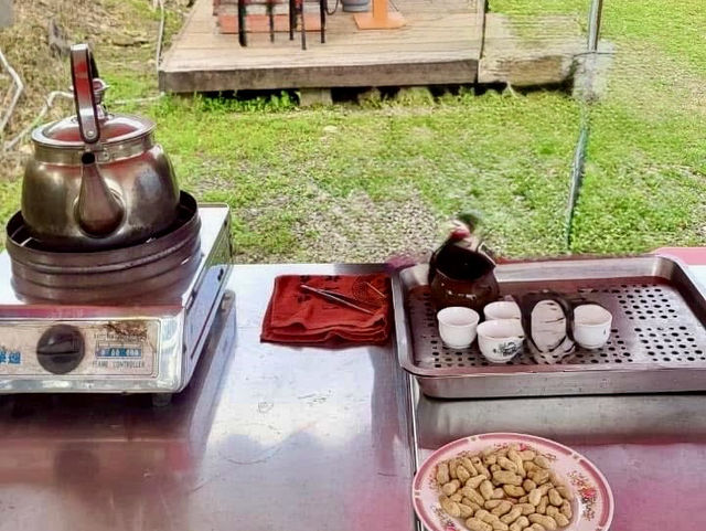 漫步穿梭茶園小徑，遠眺蘭陽平原的玉蘭茶園