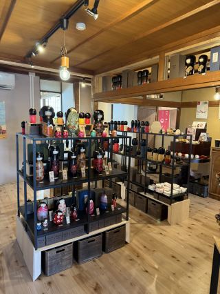 Experience the charm of painting your own kokeshi doll at "Usaburo Kokeshi Ishidan Store" in Ikaho Onsen