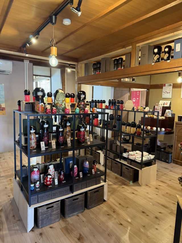 伊香保温泉で楽しむ「卯三郎こけし 石段店」の絵付け体験—世界に一つだけのこけしを作ろう！