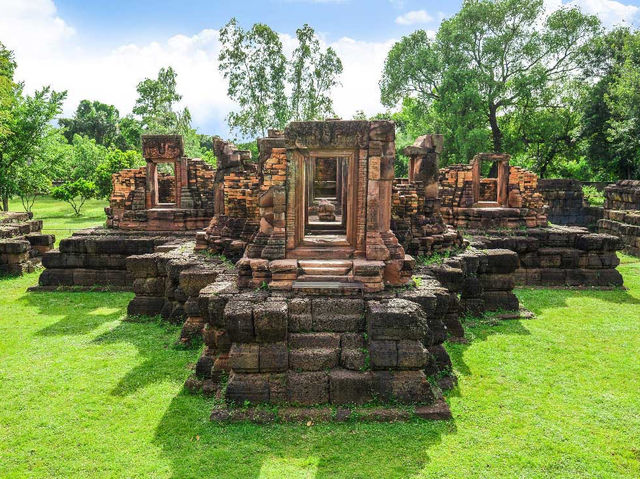 🌾🏯 ROI ET WEEKEND GETAWAY: Where Giant Buddhas & Isaan Charm Collide! 