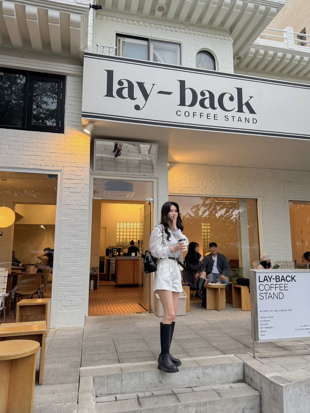 낮과 밤 모두 감성 넘치고 국가정원 뷰까지 품은 카페, 레이백커피스탠드