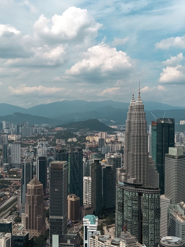 🇲🇾 Kuala Lumpur: A City Where Skyscrapers, Jungles, and Street Markets Coexist 🏙🌴🕌 