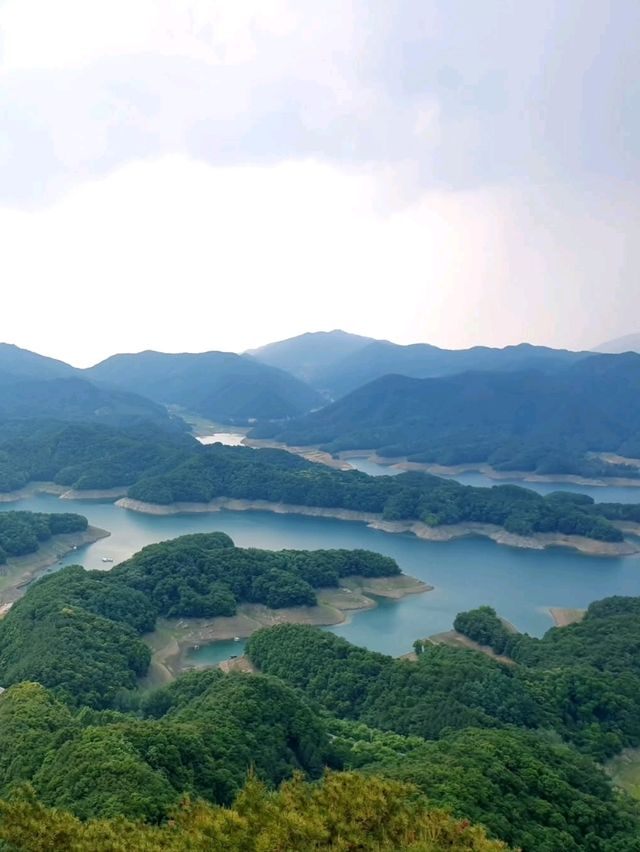 Daemisan Akeobong, Small Mountain, Big Feels