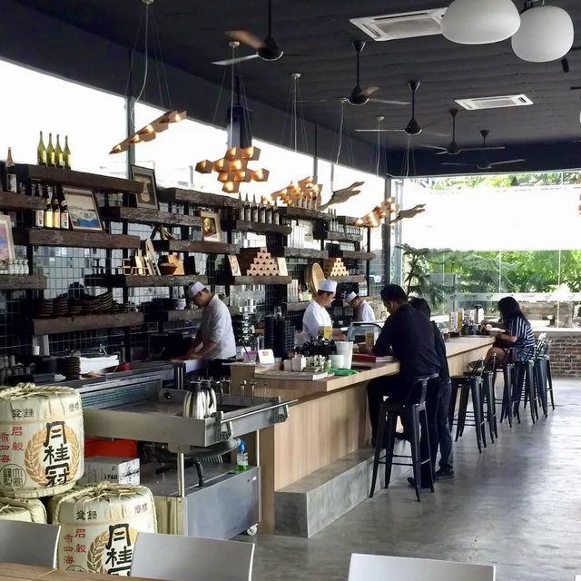 Where seafood tanks meet teppan