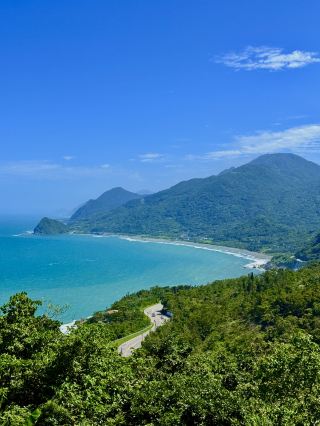 🌄你知道嗎？花蓮最美山海彎道與俯瞰秘境海灘！東部最高瞭望點就在這⛰️🌊
