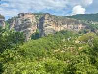 石柱上的隱世修道院⛰️