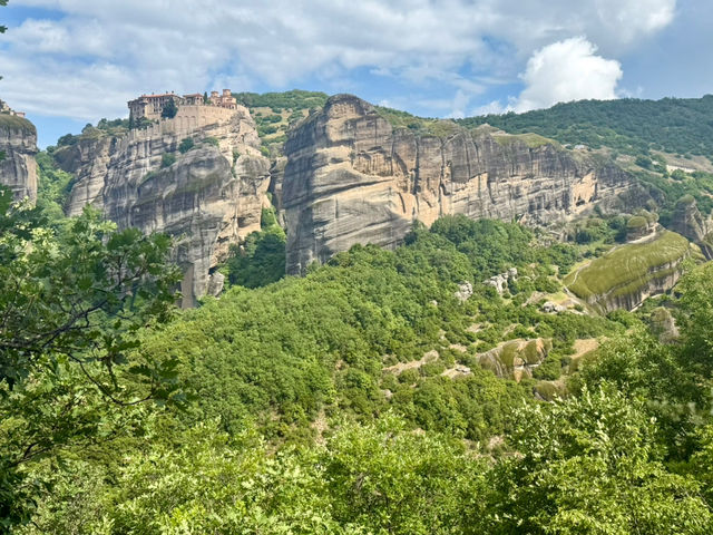 石柱上的隱世修道院⛰️